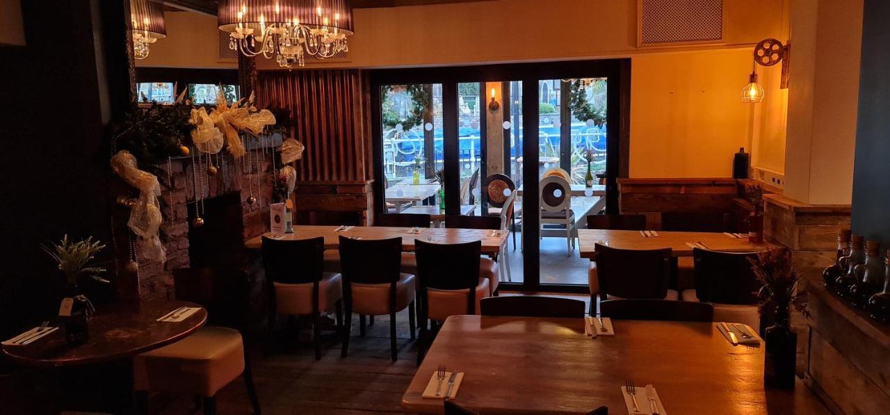The Waterside Bar, Rooms & Restaurant スウィントン エクステリア 写真
